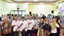 Foto bersama usai Penandatanganan yang berlangsung di Aula Putre Koneng, Bappeda Kabupaten Sumenep.