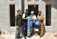Bupati saat menyerahkan bantuan RTLH secara simbolis kepada penerima manfaat di Kecamatan Lenteng dan Ganding, Selasa (28/7/2026).