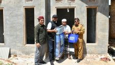 Bupati saat menyerahkan bantuan RTLH secara simbolis kepada penerima manfaat di Kecamatan Lenteng dan Ganding, Selasa (28/7/2026).