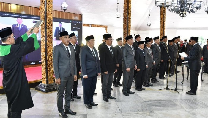 Bupati Sumenep, Achmad Fauzi Wongsojudo, melantik dan mengambil sumpah jabatan 25 pejabat administrator di lingkungan Pemerintah Kabupaten Sumenep, Senin (13/7/2026).