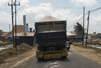 Berdasarkan pantauan di lokasi, muatan garam terlihat ditumpuk cukup tinggi tanpa pengamanan yang optimal.