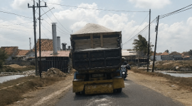 Berdasarkan pantauan di lokasi, muatan garam terlihat ditumpuk cukup tinggi tanpa pengamanan yang optimal.