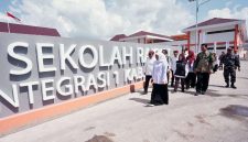 Gubernur Jawa Timur Khofifah Indar Parawansa mengunjungi Sekolah Rakyat Terintegrasi (SRT) 1 Banyuwangi, Sabtu (18/7/2026).