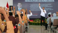 Wali Kota Surabaya Eri Cahyadi mengajak para siswa Sekolah Rakyat Terintegrasi (SRT) 2 Surabaya untuk menyiapkan diri menjadi pemimpin yang berkarakter dan memiliki kepedulian sosial.