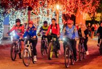 Wali Kota Probolinggo dr. Aminuddin bersama Wakil Wali Kota Ina Dwi Lestari dan ratusan pesepeda mengikuti kegiatan night ride menuju Bee Jay Bakau Resort (BJBR), Kamis (13/8/2026).