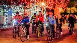 Wali Kota Probolinggo dr. Aminuddin bersama Wakil Wali Kota Ina Dwi Lestari dan ratusan pesepeda mengikuti kegiatan night ride menuju Bee Jay Bakau Resort (BJBR), Kamis (13/8/2026).