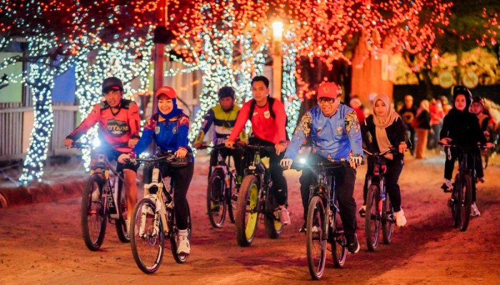 Wali Kota Probolinggo dr. Aminuddin bersama Wakil Wali Kota Ina Dwi Lestari dan ratusan pesepeda mengikuti kegiatan night ride menuju Bee Jay Bakau Resort (BJBR), Kamis (13/8/2026).