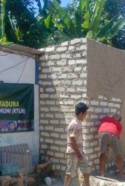 TNI Bersama Warga Percepat Pembangunan Rumah Layak Huni di Bluto