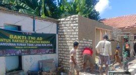 Babinsa dan Warga Bersinergi Rampungkan RTLH Milik Ibnu di Bluto.