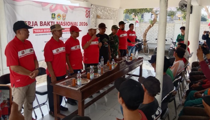 Sejumlah peserta dan unsur TNI mengikuti pembukaan Kerja Bakti Nasional 2026 yang digelar DPD LDII Sumenep dalam rangka memperingati HUT ke-81 Kemerdekaan RI di Desa Paberasan, Kecamatan Kota Sumenep, Sabtu (29/8/2026).