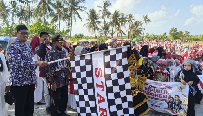 Pawai yang dilepas Camat Pragaan, Indra Hernawan, tersebut diikuti sekitar 60 rombongan yang terdiri dari peserta PAUD, TK/RA serta siswa SD kelas 1 hingga 3 se-Kecamatan Pragaan.