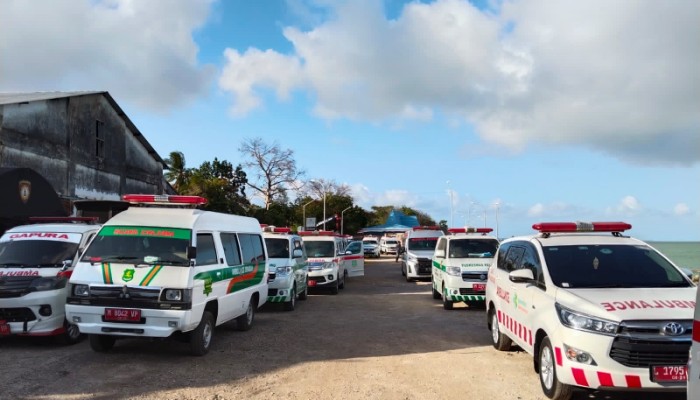 Pemkab Sumenep menempatkan armada ambulans beserta tenaga kesehatan di Pelabuhan Kalianget.
