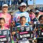 Bupati Sumenep Achmad Fauzi Wongsojudo dan Ketua Panitia Go Sumenep Purnama Fun Run 2026, Dela Maulana Ansyar foto bersama tiga peserta cilik menunjukkan hadiah uang tunai usai meraih juara dalam ajang lari 5 kilometer di GOR A. Yani Pangligur, Sumenep, Minggu (30/8/2026). 