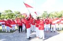Bupati Sumenep Achmad Fauzi Wongsojudo secara simbolis menyerahkan Bendera Merah Putih kepada Aparatur Sipil Negara (ASN) di lingkungan Pemerintah Kabupaten Sumenep, Senin (3/8/2026).