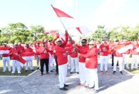 Bupati Sumenep Achmad Fauzi Wongsojudo secara simbolis menyerahkan Bendera Merah Putih kepada Aparatur Sipil Negara (ASN) di lingkungan Pemerintah Kabupaten Sumenep, Senin (3/8/2026).