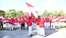 Bupati Sumenep Achmad Fauzi Wongsojudo secara simbolis menyerahkan Bendera Merah Putih kepada Aparatur Sipil Negara (ASN) di lingkungan Pemerintah Kabupaten Sumenep, Senin (3/8/2026).