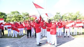 Bupati Sumenep Achmad Fauzi Wongsojudo secara simbolis menyerahkan Bendera Merah Putih kepada Aparatur Sipil Negara (ASN) di lingkungan Pemerintah Kabupaten Sumenep, Senin (3/8/2026).