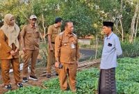 Kepala DKPP Kabupaten Sumenep, Chainur Rasyid, saat turun langsung meninjau lokasi persemaian bibit Prancak 95.