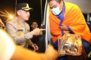 Kapolresta Sumenep Kawal Kedatangan Korban Evakuasi KM Mutiara Sentosa 2 di Kalianget.