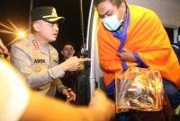 Kapolresta Sumenep Kawal Kedatangan Korban Evakuasi KM Mutiara Sentosa 2 di Kalianget.