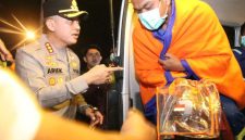 Kapolresta Sumenep Kawal Kedatangan Korban Evakuasi KM Mutiara Sentosa 2 di Kalianget.