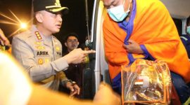 Kapolresta Sumenep Kawal Kedatangan Korban Evakuasi KM Mutiara Sentosa 2 di Kalianget.