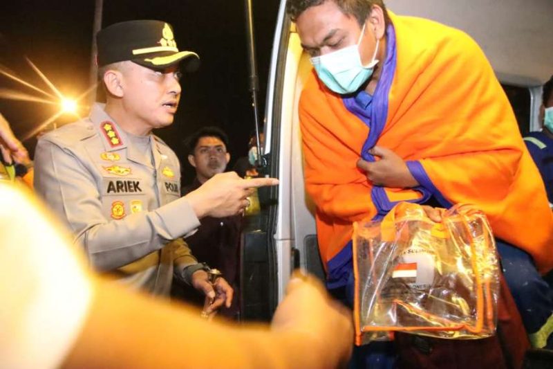 Kapolresta Sumenep Kawal Kedatangan Korban Evakuasi KM Mutiara Sentosa 2 di Kalianget.