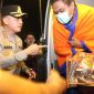Kapolresta Sumenep Kawal Kedatangan Korban Evakuasi KM Mutiara Sentosa 2 di Kalianget.
