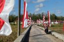 Umbul-umbul merah putih berkibar tepi jalan utama Kampong Pocang Temor, Desa Cangkreng, Kecamatan Lenteng, Sumenep, Senin (4/8).