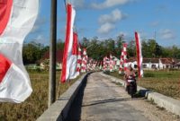 Umbul-umbul merah putih berkibar tepi jalan utama Kampong Pocang Temor, Desa Cangkreng, Kecamatan Lenteng, Sumenep, Senin (4/8).