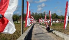 Umbul-umbul merah putih berkibar tepi jalan utama Kampong Pocang Temor, Desa Cangkreng, Kecamatan Lenteng, Sumenep, Senin (4/8).