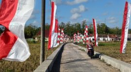 Umbul-umbul merah putih berkibar tepi jalan utama Kampong Pocang Temor, Desa Cangkreng, Kecamatan Lenteng, Sumenep, Senin (4/8).
