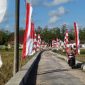 Umbul-umbul merah putih berkibar tepi jalan utama Kampong Pocang Temor, Desa Cangkreng, Kecamatan Lenteng, Sumenep, Senin (4/8).