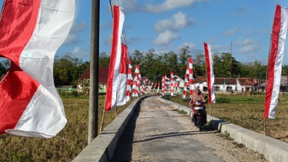 Umbul-umbul merah putih berkibar tepi jalan utama Kampong Pocang Temor, Desa Cangkreng, Kecamatan Lenteng, Sumenep, Senin (4/8).