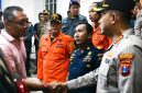 Kapolresta Sumenep Kombes Pol Ariek Indra Sentanu memberangkatkan empat korban kebakaran KMP Mutiara Sentosa 2 menuju Posko Pusat Tanjung Perak, Surabaya, Selasa (4/8/2026).