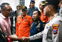 Kapolresta Sumenep Kombes Pol Ariek Indra Sentanu memberangkatkan empat korban kebakaran KMP Mutiara Sentosa 2 menuju Posko Pusat Tanjung Perak, Surabaya, Selasa (4/8/2026).