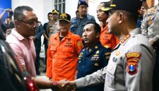 Kapolresta Sumenep Kombes Pol Ariek Indra Sentanu memberangkatkan empat korban kebakaran KMP Mutiara Sentosa 2 menuju Posko Pusat Tanjung Perak, Surabaya, Selasa (4/8/2026).