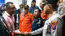 Kapolresta Sumenep Kombes Pol Ariek Indra Sentanu memberangkatkan empat korban kebakaran KMP Mutiara Sentosa 2 menuju Posko Pusat Tanjung Perak, Surabaya, Selasa (4/8/2026).