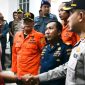 Kapolresta Sumenep Kombes Pol Ariek Indra Sentanu memberangkatkan empat korban kebakaran KMP Mutiara Sentosa 2 menuju Posko Pusat Tanjung Perak, Surabaya, Selasa (4/8/2026).