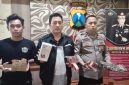 Polisi memperlihatkan barang bukti yang berhasil diamankan.