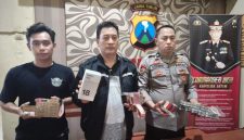 Polisi memperlihatkan barang bukti yang berhasil diamankan.