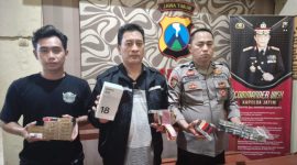 Polisi memperlihatkan barang bukti yang berhasil diamankan.