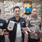 Polisi memperlihatkan barang bukti yang berhasil diamankan.