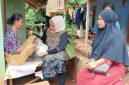 Hj. Titin Siti Fatimah Serahkan Bantuan Ketahanan Pangan kepada Lansia.