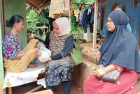 Hj. Titin Siti Fatimah Serahkan Bantuan Ketahanan Pangan kepada Lansia.