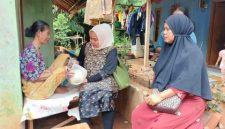 Hj. Titin Siti Fatimah Serahkan Bantuan Ketahanan Pangan kepada Lansia.