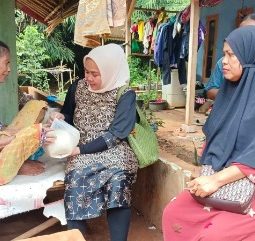 Pemdes Cigelam Salurkan Bantuan untuk Lansia dan Anak Yatim, Warga Sambut Penuh Syukur