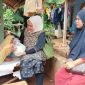 Hj. Titin Siti Fatimah Serahkan Bantuan Ketahanan Pangan kepada Lansia.