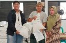 Pemerintah Desa Cigelam Ngaronjat bersama Kepala Desa Cigelam, Ibu Hj. Titin Siti Fatimah, melaksanakan kegiatan penyaluran bantuan pangan kepada masyarakat pada Kamis, 3 Agustus 2026.