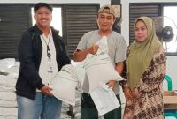 Pemerintah Desa Cigelam Ngaronjat bersama Kepala Desa Cigelam, Ibu Hj. Titin Siti Fatimah, melaksanakan kegiatan penyaluran bantuan pangan kepada masyarakat pada Kamis, 3 Agustus 2026.